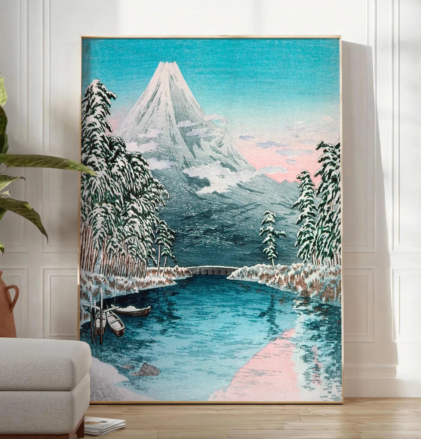 Reproduction affiche Mont Fuji estampe, posee au sol dans un salon minimaliste clair, a cote d'un canape beige et d'une plante verte, sur un parquet clair