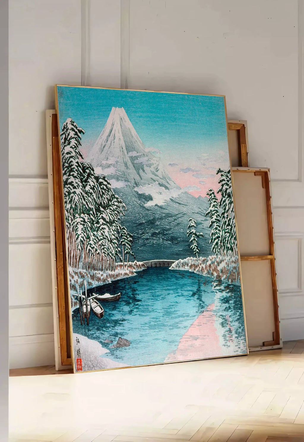 Tirage encadrable affiche Mont Fuji estampe, posee au sol dans une entree lumineuse, contre un mur a panneaux blancs, a cote de chassis en bois empiles
