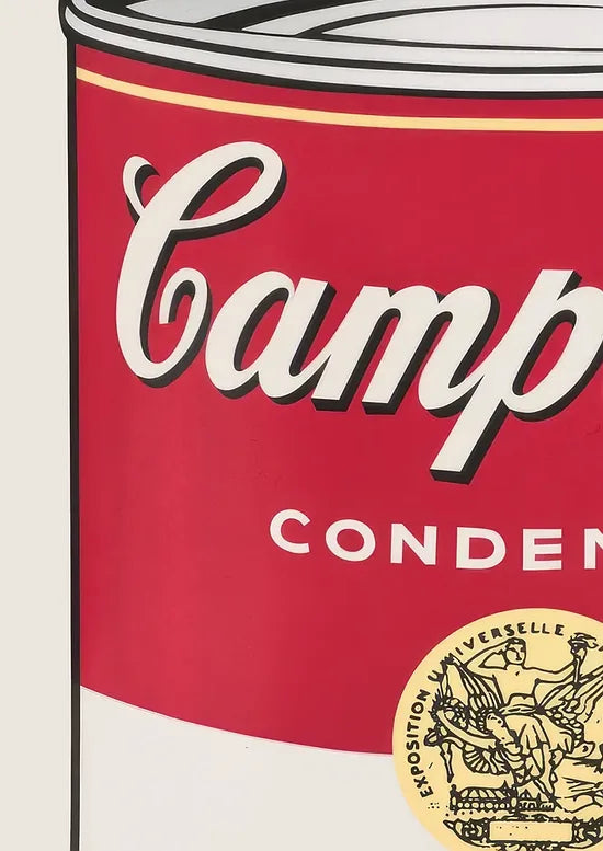 Gros plan sur la conserve de soupe tomate et son medaillon dore