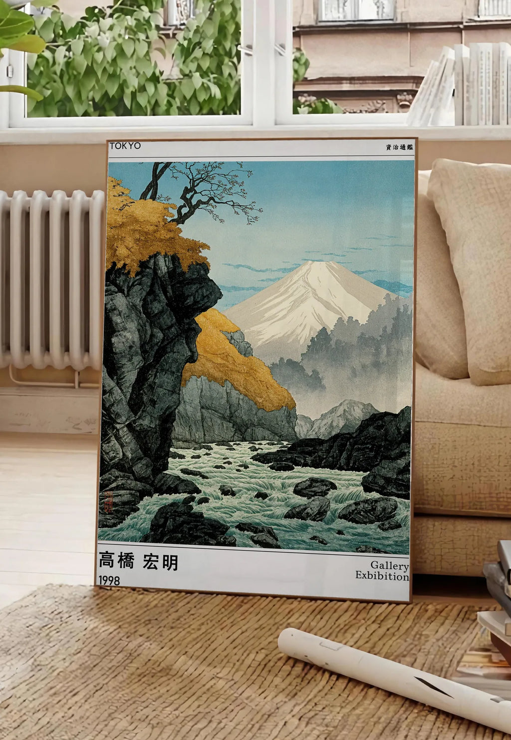 Poster affiche mont Fuji Takahashi Hiroaki, posee au sol dans un salon parisien, devant une grande fenetre donnant sur un immeuble haussmannien, entre un ficus et un canape creme