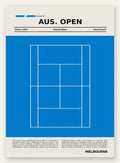 Court de tennis stylisé, grand champ bleu de cobalt et lignes blanches, bande crème en haut avec le titre AUS. OPEN