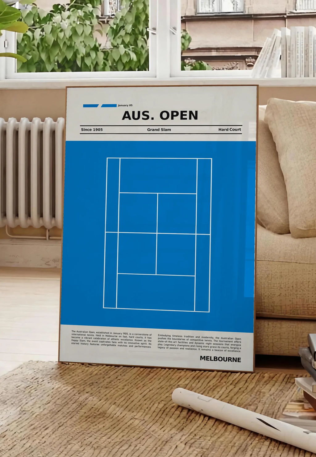 Poster court de tennis stylisé, posee au sol dans un salon parisien, devant une grande fenetre donnant sur un immeuble haussmannien, entre un ficus et un canape creme