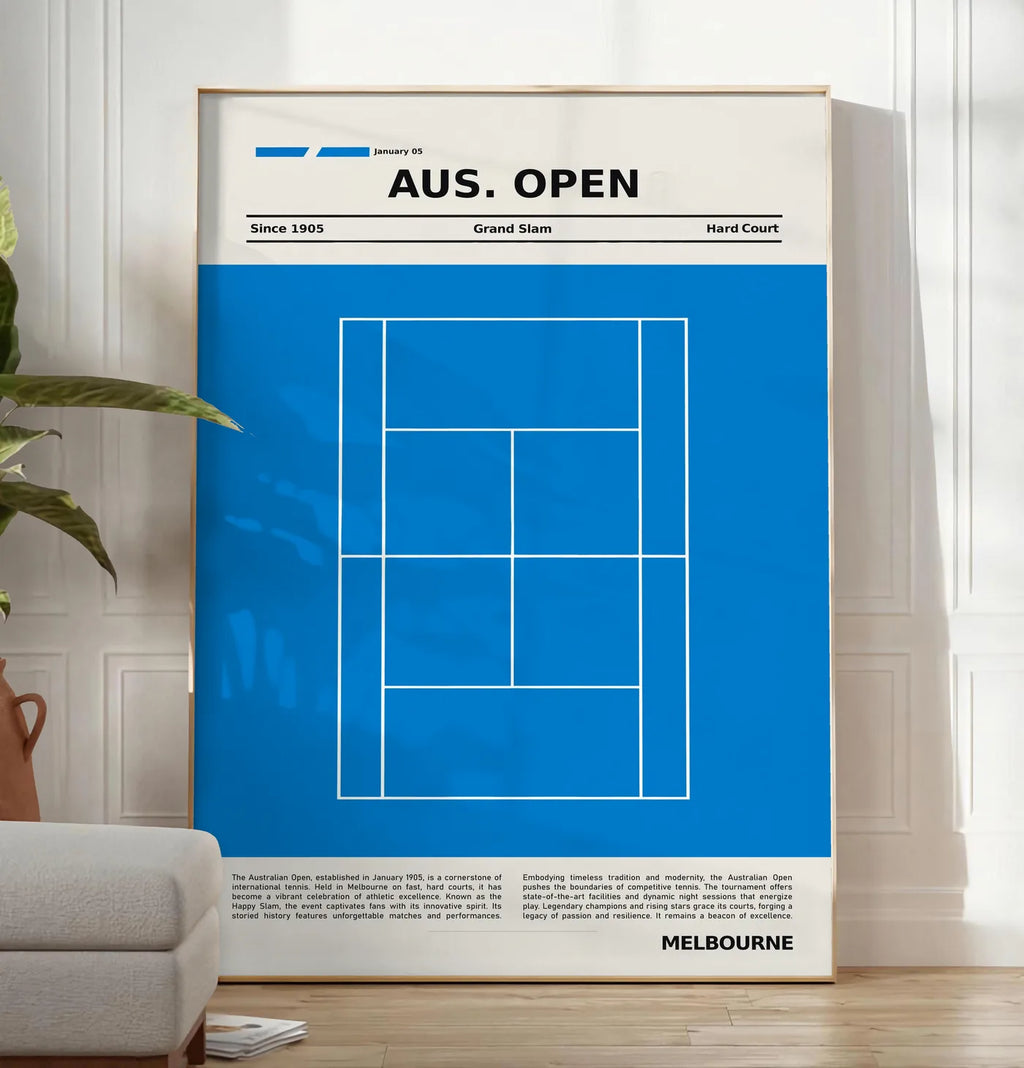 Reproduction court de tennis stylisé, posee au sol dans un salon minimaliste clair, a cote d'un canape beige et d'une plante verte, sur un parquet clair