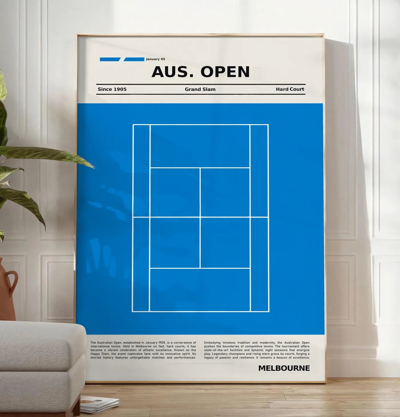 Reproduction court de tennis stylisé, posee au sol dans un salon minimaliste clair, a cote d'un canape beige et d'une plante verte, sur un parquet clair