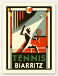 Silhouette de joueur de tennis stylisé frappant une balle, palette blanc cassé, rouge brique et bleu de cobalt