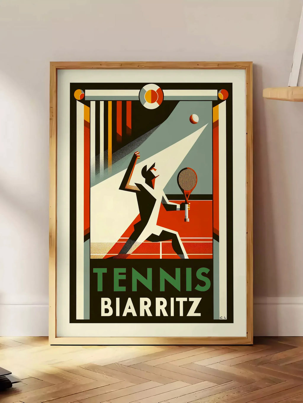 Estampe silhouette de joueur de tennis stylisé frappant une balle, posee au sol dans un coin salon, sur un parquet a chevrons, pres d'une table d'appoint en chene chargee de livres