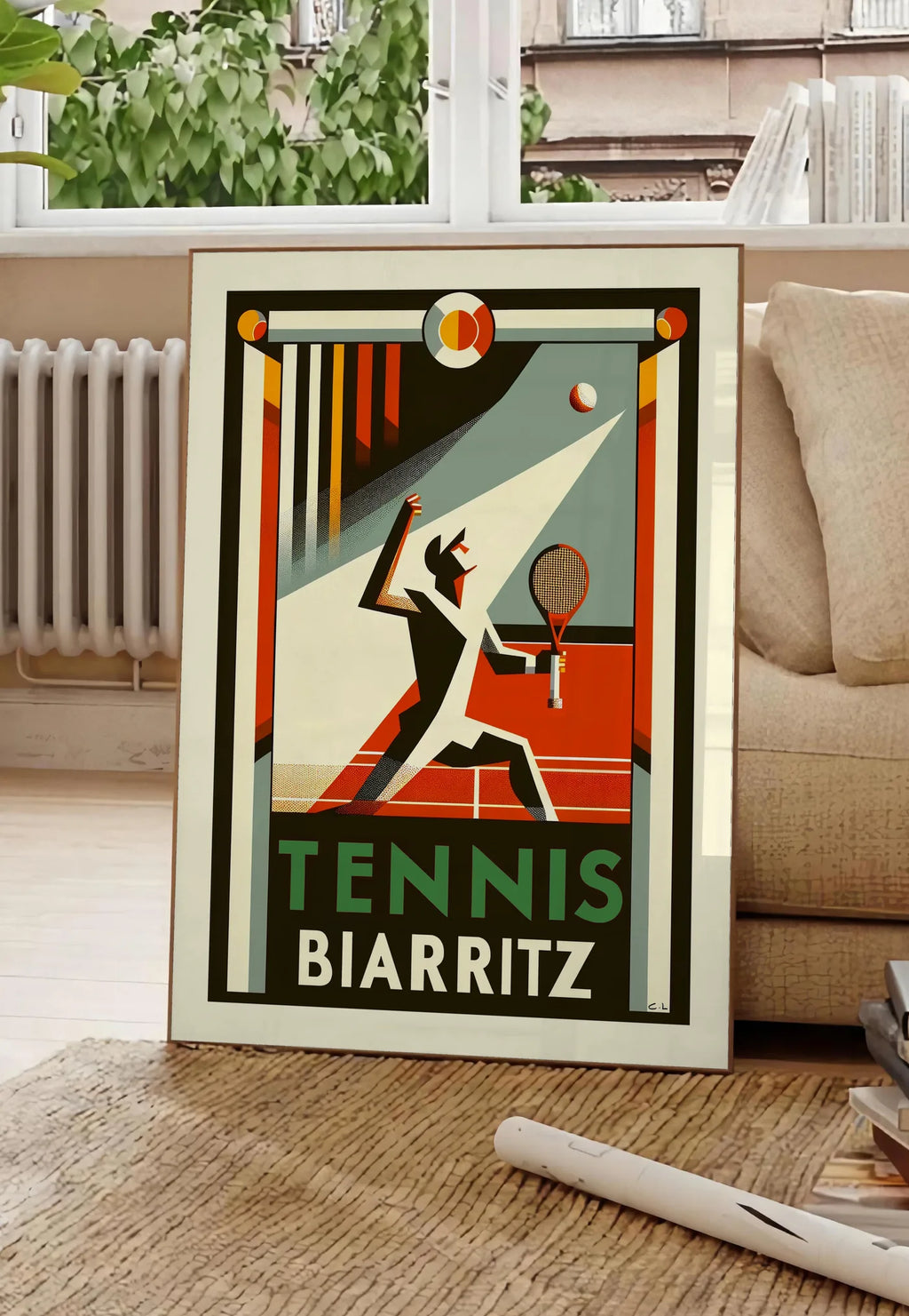 Poster silhouette de joueur de tennis stylisé frappant une balle, posee au sol dans un salon parisien, devant une grande fenetre donnant sur un immeuble haussmannien, entre un ficus et un canape creme