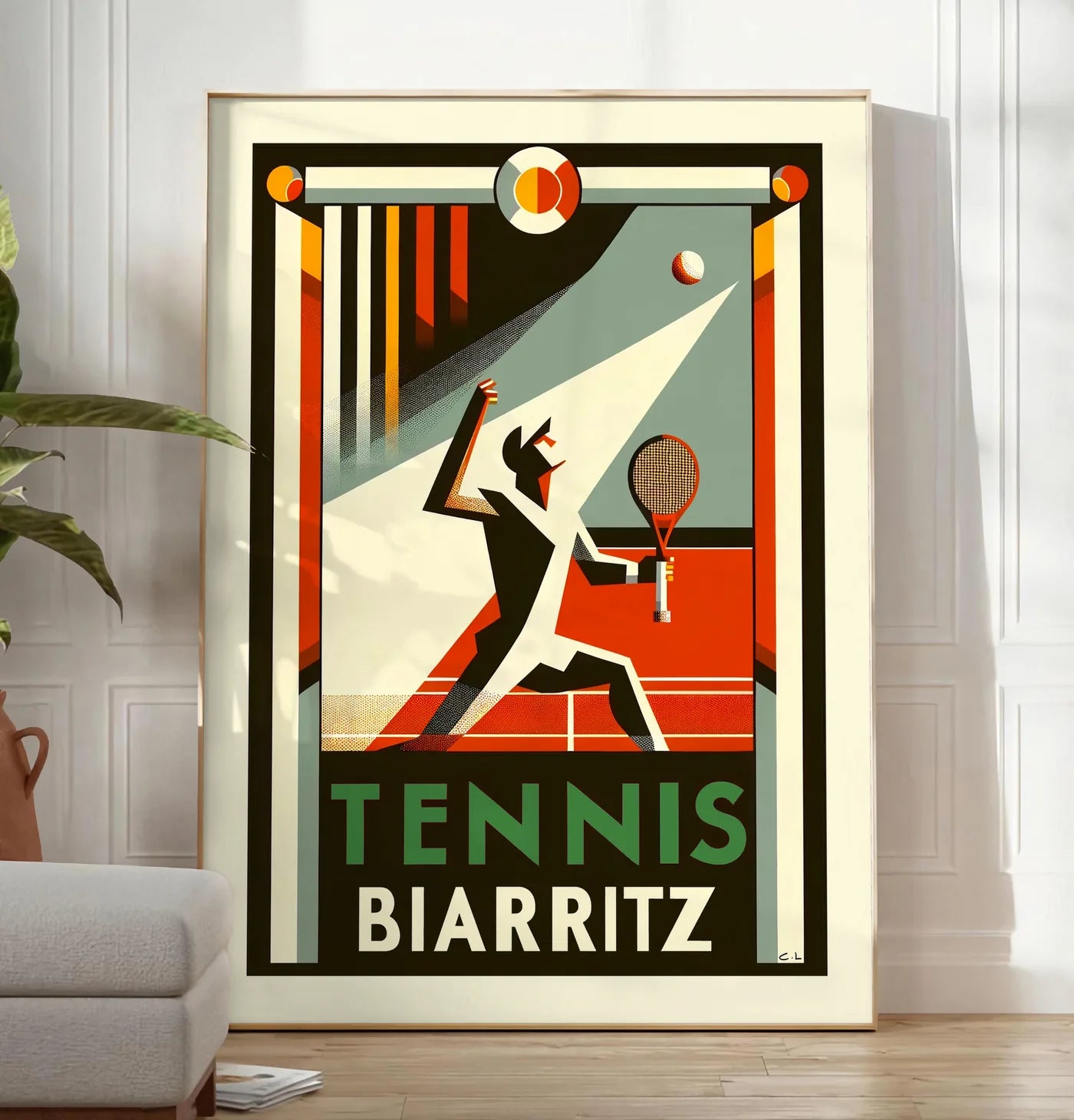 Reproduction silhouette de joueur de tennis stylisé frappant une balle, posee au sol dans un salon minimaliste clair, a cote d'un canape beige et d'une plante verte, sur un parquet clair