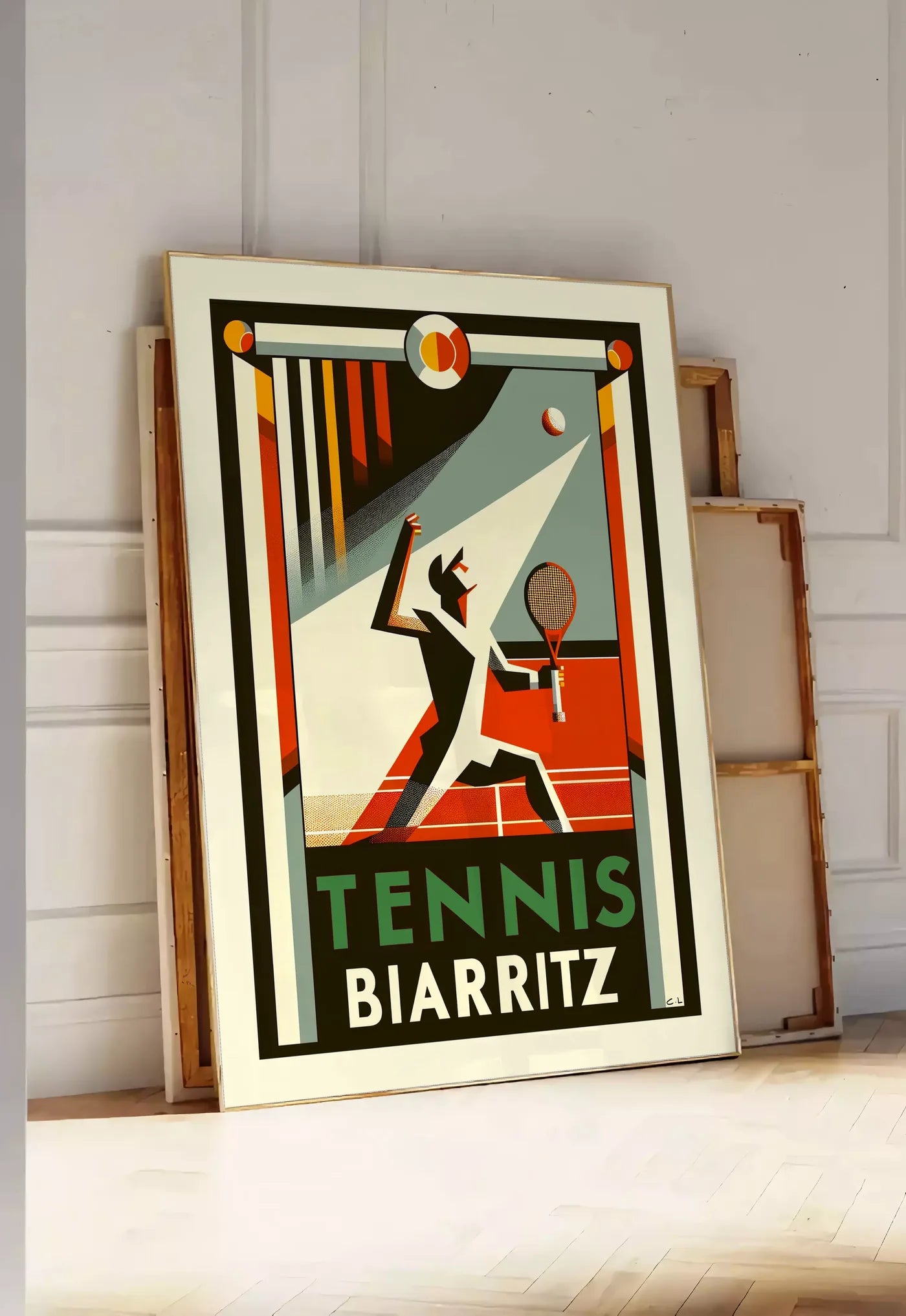 Tirage encadrable silhouette de joueur de tennis stylisé frappant une balle, posee au sol dans une entree lumineuse, contre un mur a panneaux blancs, a cote de chassis en bois empiles