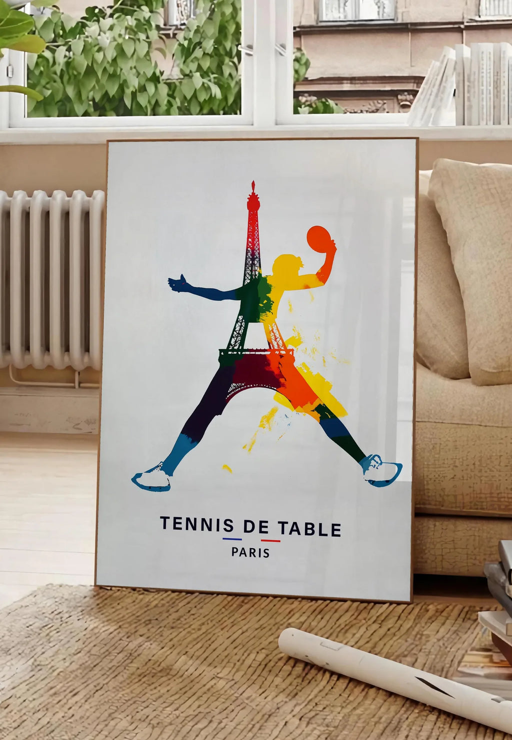 Poster joueur de tennis de table bondissant, posee au sol dans un salon parisien, devant une grande fenetre donnant sur un immeuble haussmannien, entre un ficus et un canape creme
