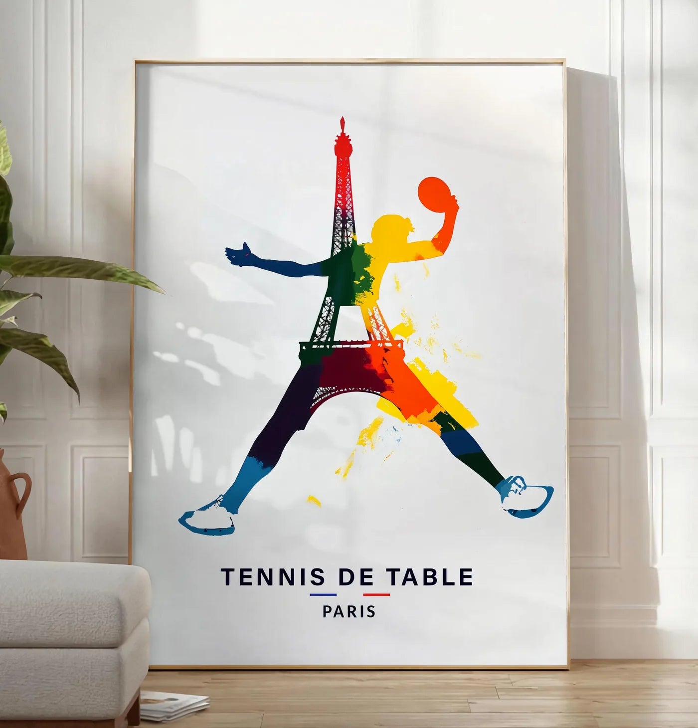 Reproduction joueur de tennis de table bondissant, posee au sol dans un salon minimaliste clair, a cote d'un canape beige et d'une plante verte, sur un parquet clair
