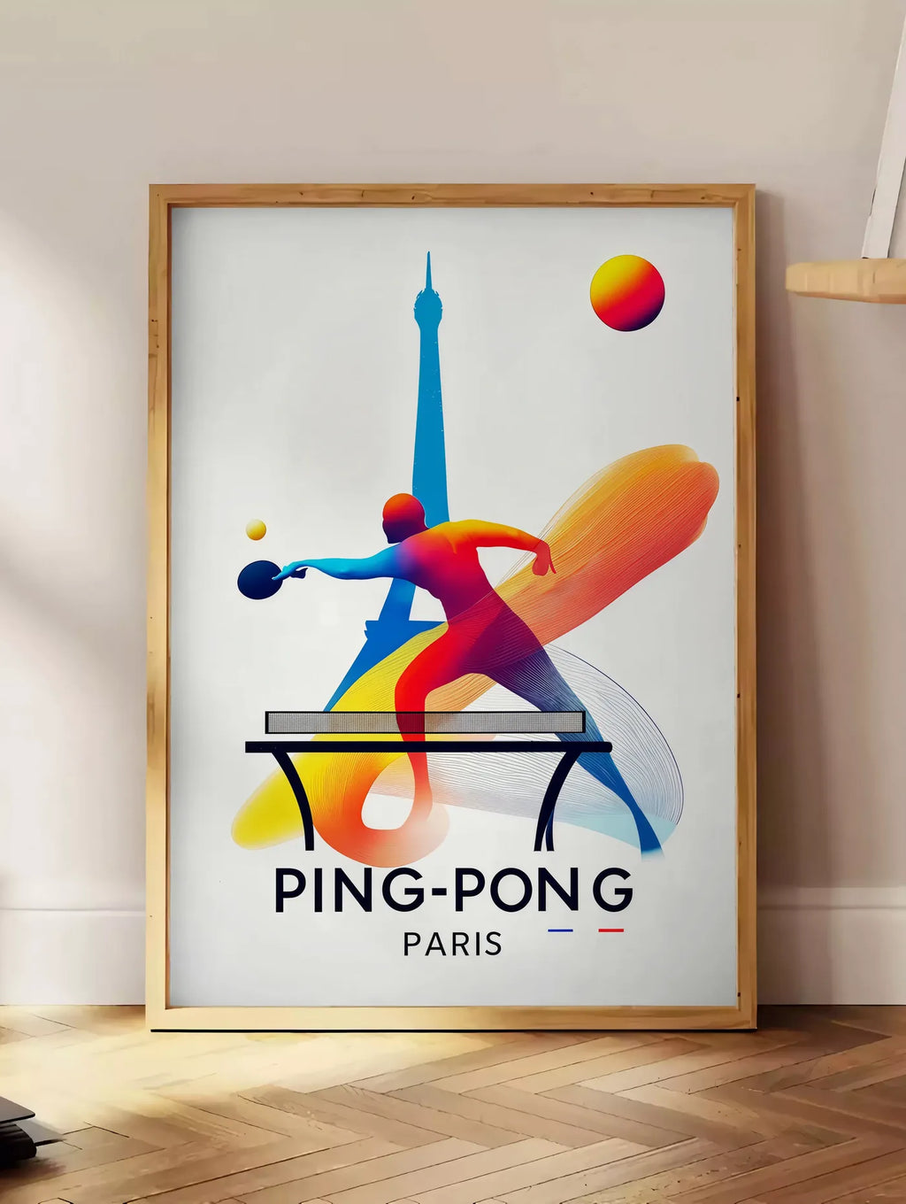Estampe joueur de ping-pong dynamique a la raquette, posee au sol dans un coin salon, sur un parquet a chevrons, pres d'une table d'appoint en chene chargee de livres