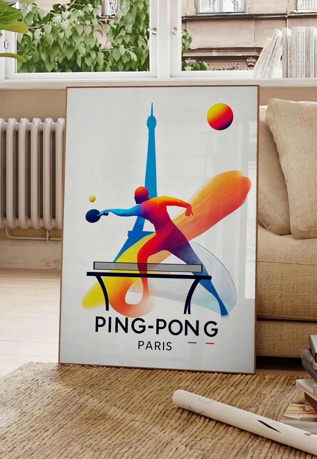Poster joueur de ping-pong dynamique a la raquette, posee au sol dans un salon parisien, devant une grande fenetre donnant sur un immeuble haussmannien, entre un ficus et un canape creme