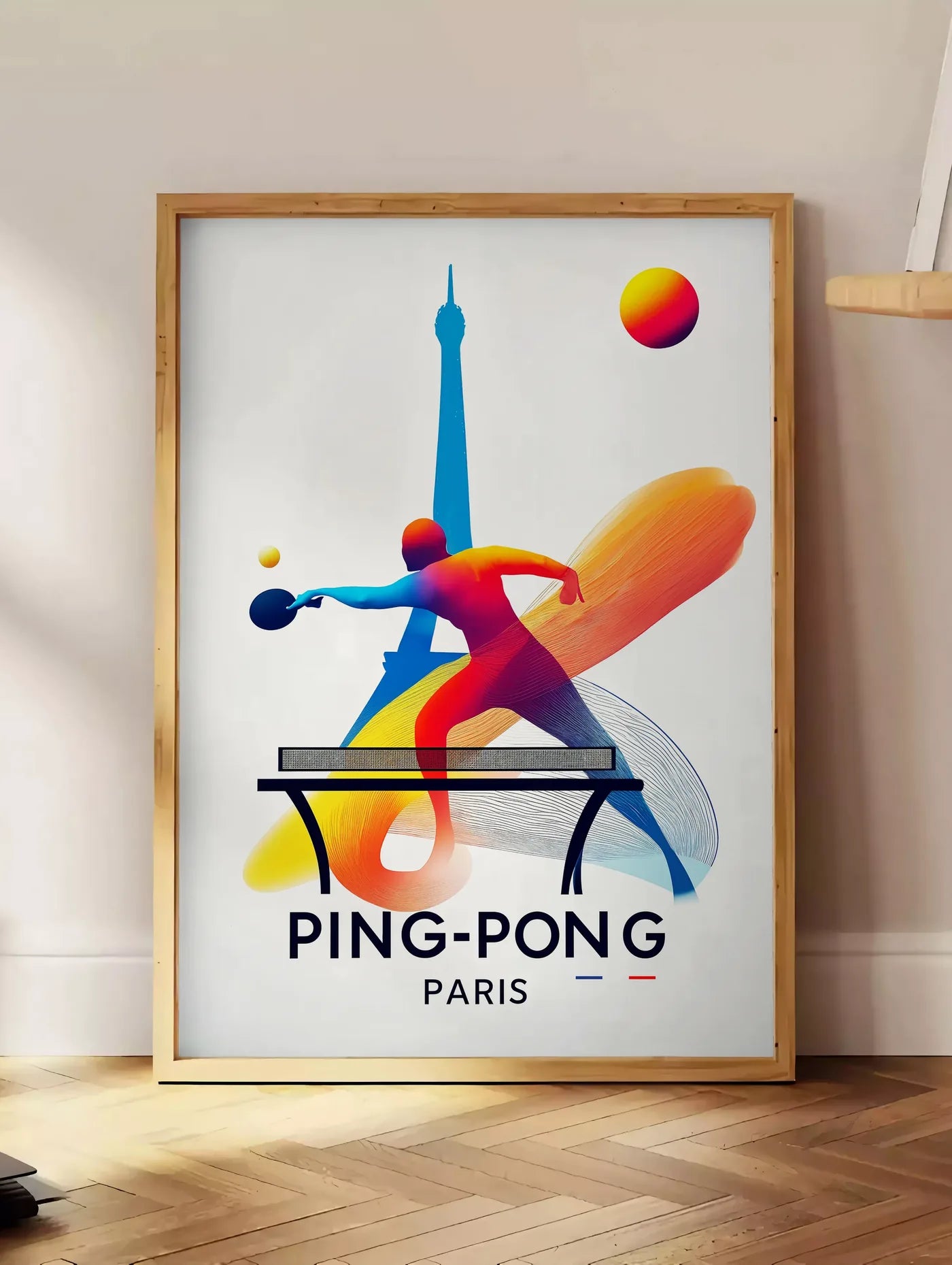 Estampe joueur de ping-pong en extension a la raquette, posee au sol dans un coin salon, sur un parquet a chevrons, pres d'une table d'appoint en chene chargee de livres