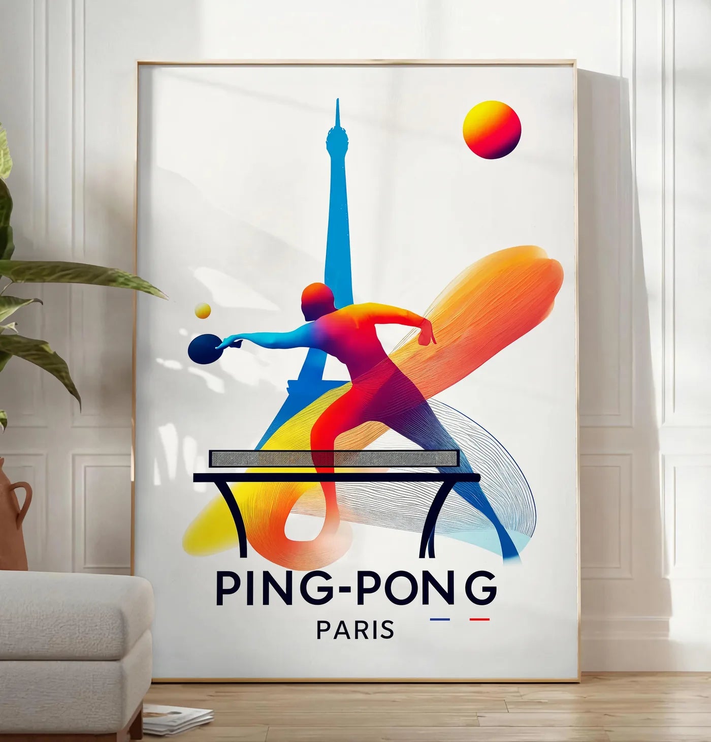 Reproduction joueur de ping-pong en extension a la raquette, posee au sol dans un salon minimaliste clair, a cote d'un canape beige et d'une plante verte, sur un parquet clair
