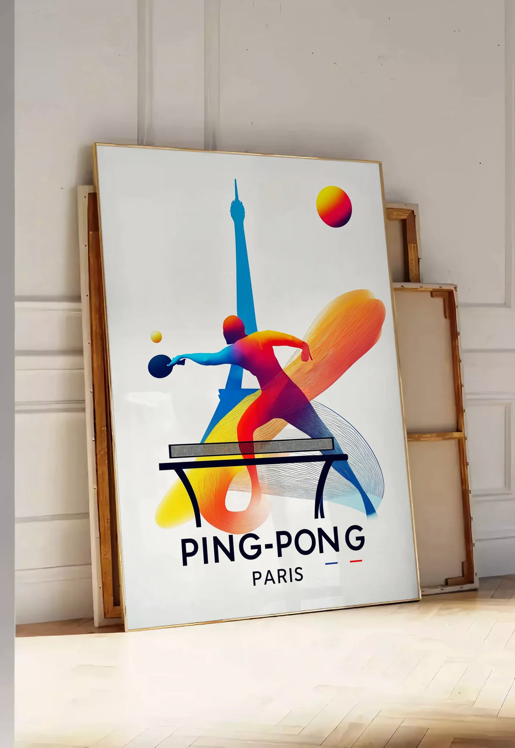 Tirage encadrable joueur de ping-pong en extension a la raquette, posee au sol dans une entree lumineuse, contre un mur a panneaux blancs, a cote de chassis en bois empiles