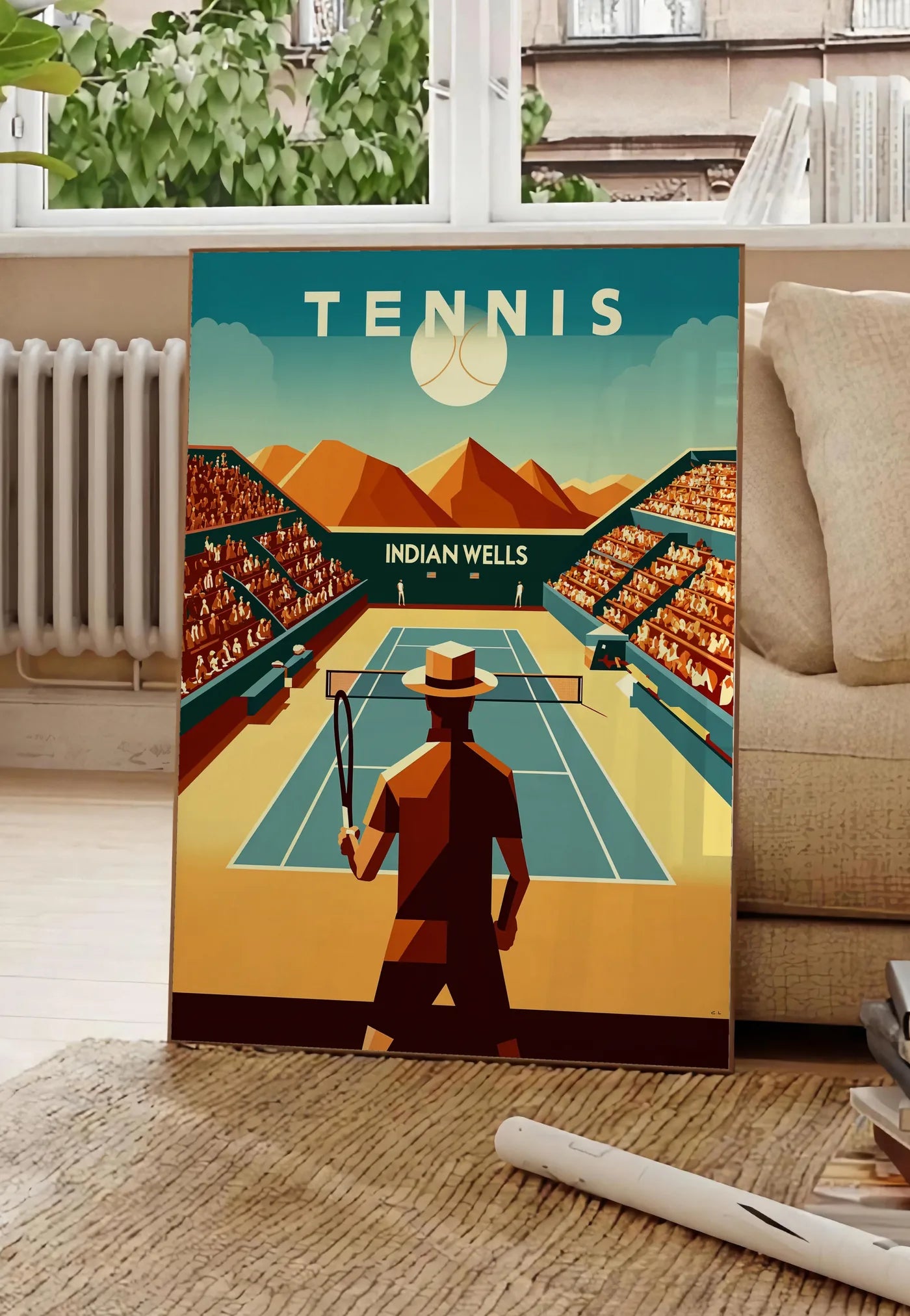 Poster joueur de tennis face au court d'Indian Wells, posee au sol dans un salon parisien, devant une grande fenetre donnant sur un immeuble haussmannien, entre un ficus et un canape creme