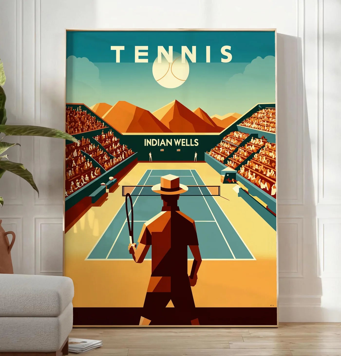 Reproduction joueur de tennis face au court d'Indian Wells, posee au sol dans un salon minimaliste clair, a cote d'un canape beige et d'une plante verte, sur un parquet clair
