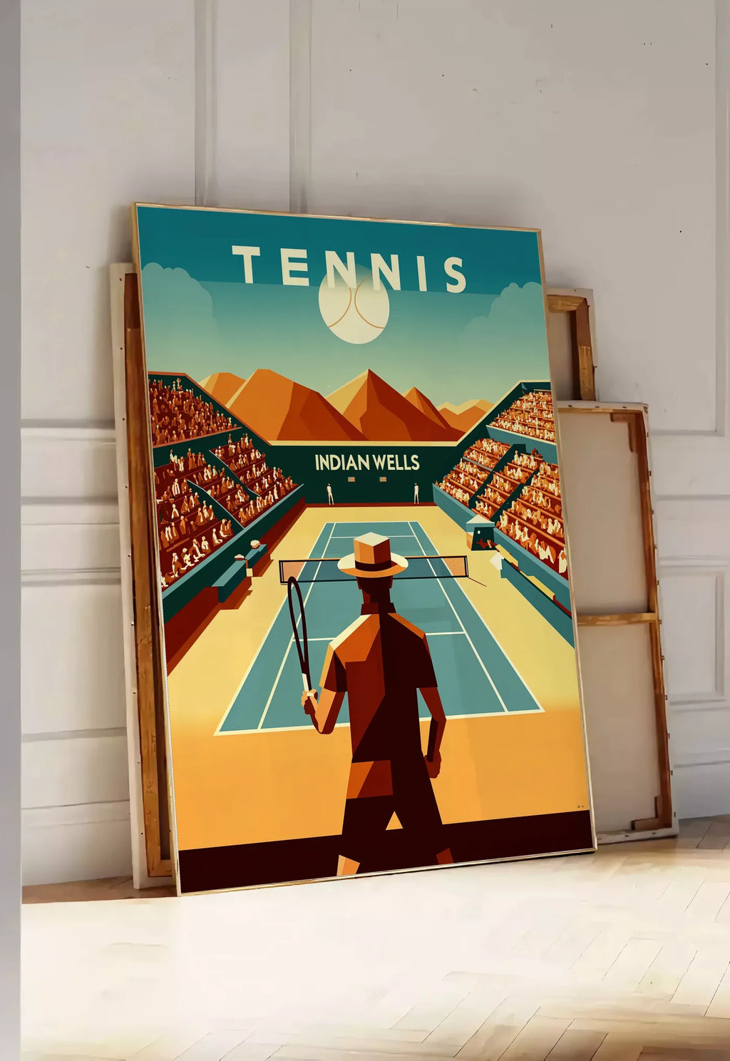 Tirage encadrable joueur de tennis face au court d'Indian Wells, posee au sol dans une entree lumineuse, contre un mur a panneaux blancs, a cote de chassis en bois empiles