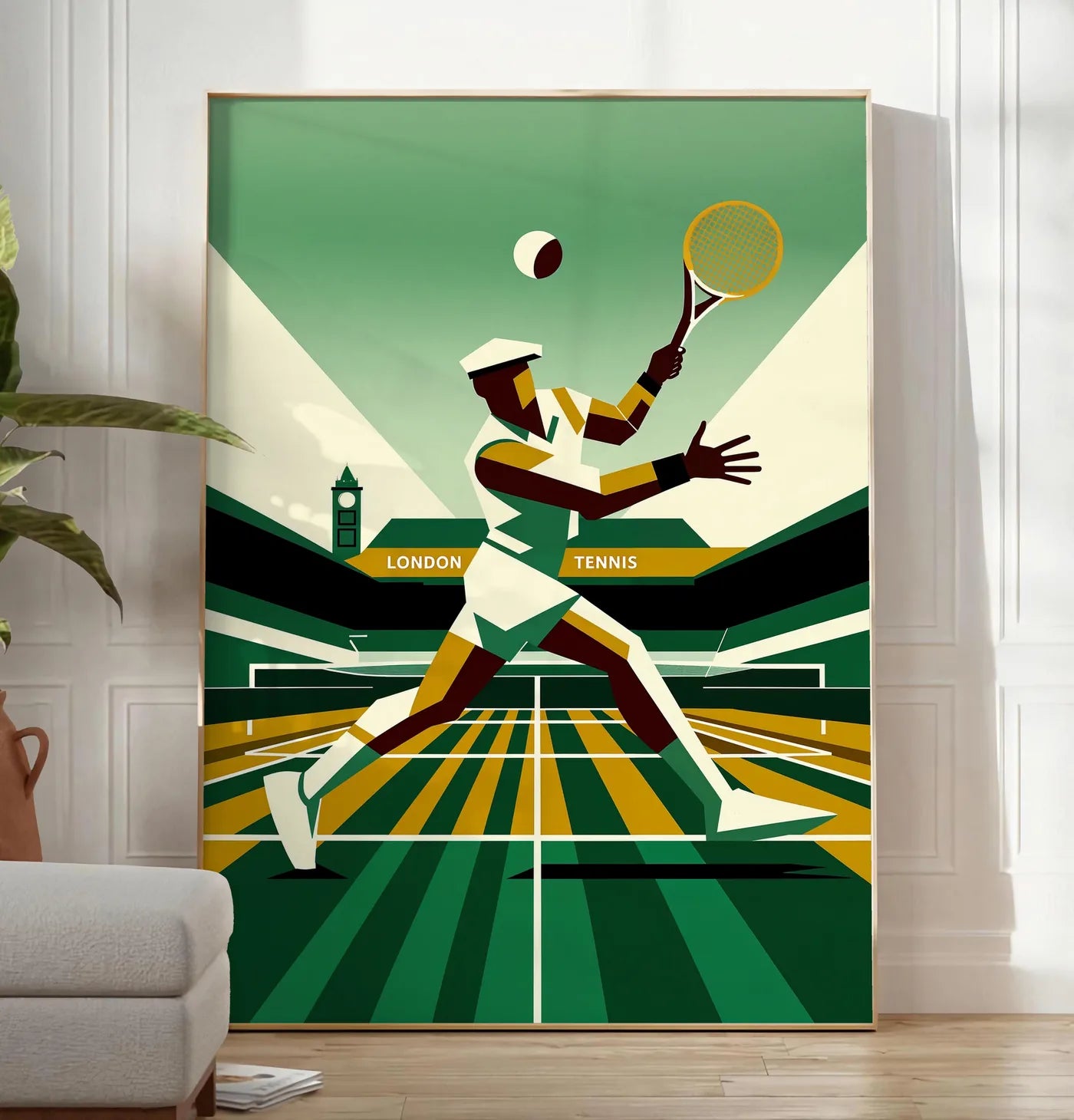 Reproduction stylised tennis player serving with ocre yellow banner and black ivory stands, posee au sol dans un salon minimaliste clair, a cote d'un canape beige et d'une plante verte, sur un parquet clair