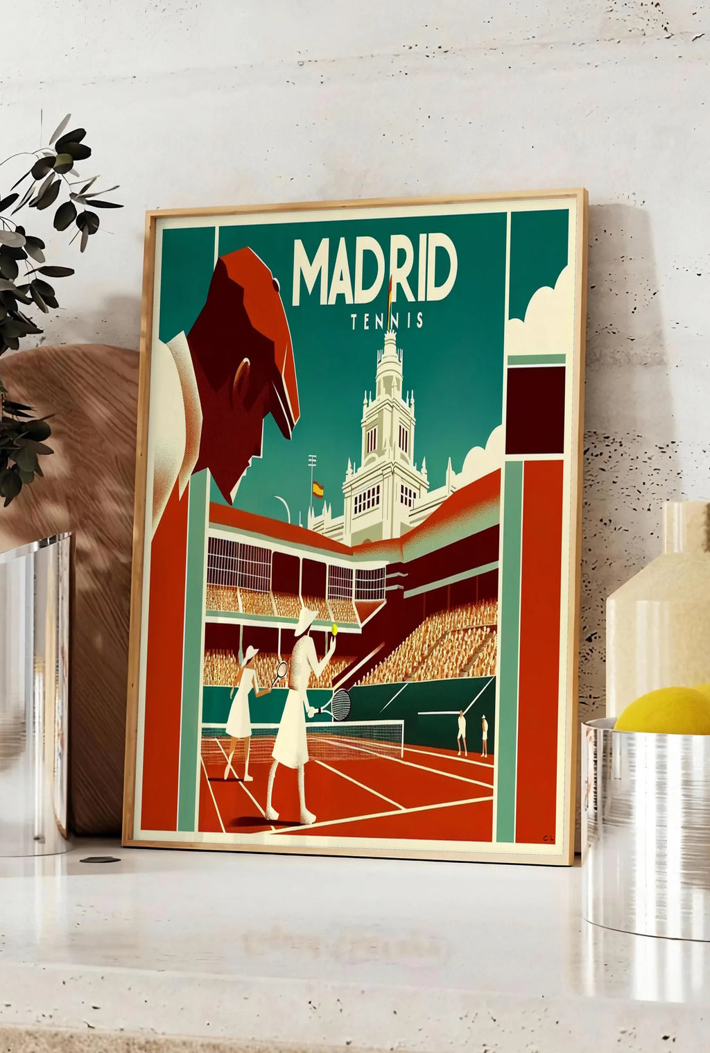 Affiche affiche tennis Madrid art deco, posee sur un plan de travail de cuisine en pierre claire, entre une branche d'eucalyptus en vase et un bocal de citrons