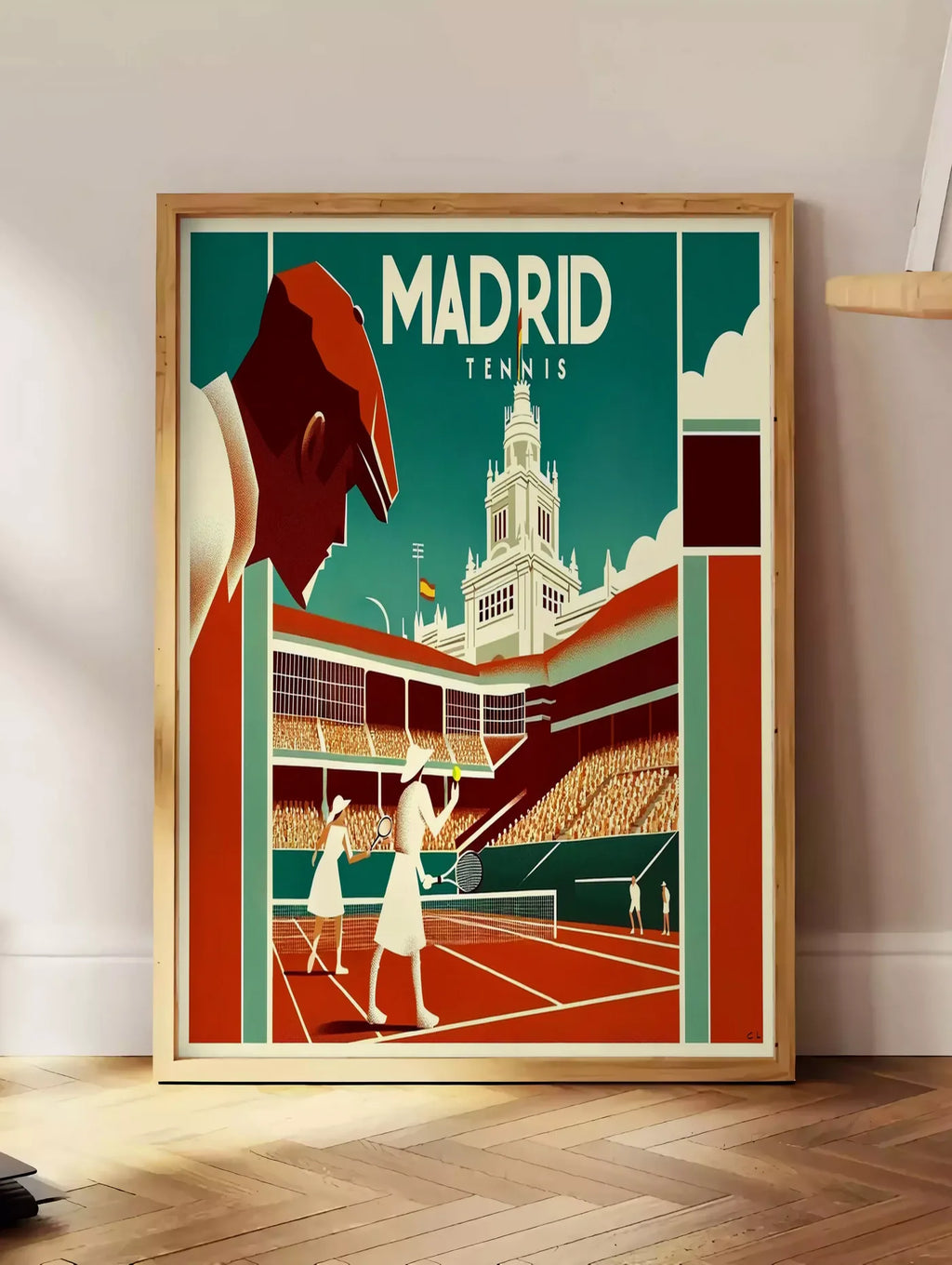 Estampe affiche tennis Madrid art deco, posee au sol dans un coin salon, sur un parquet a chevrons, pres d'une table d'appoint en chene chargee de livres