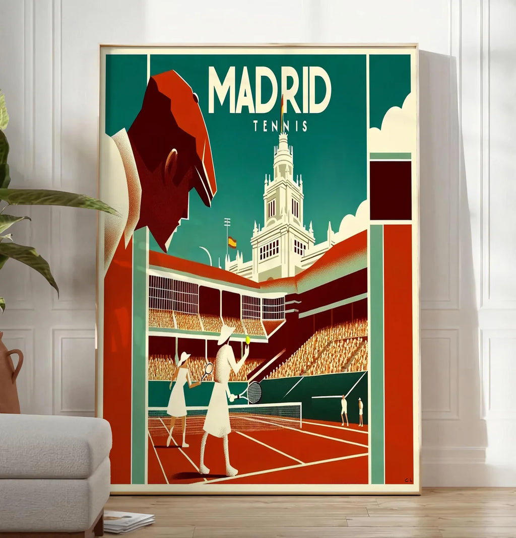 Reproduction affiche tennis Madrid art deco, posee au sol dans un salon minimaliste clair, a cote d'un canape beige et d'une plante verte, sur un parquet clair