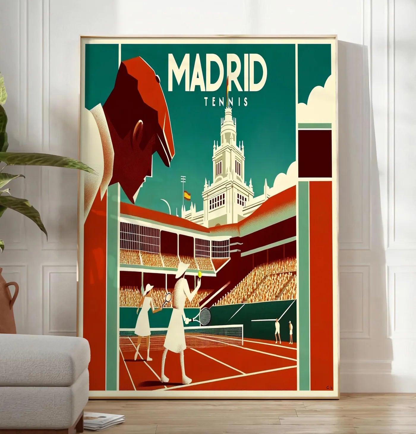 Reproduction affiche tennis Madrid art deco, posee au sol dans un salon minimaliste clair, a cote d'un canape beige et d'une plante verte, sur un parquet clair