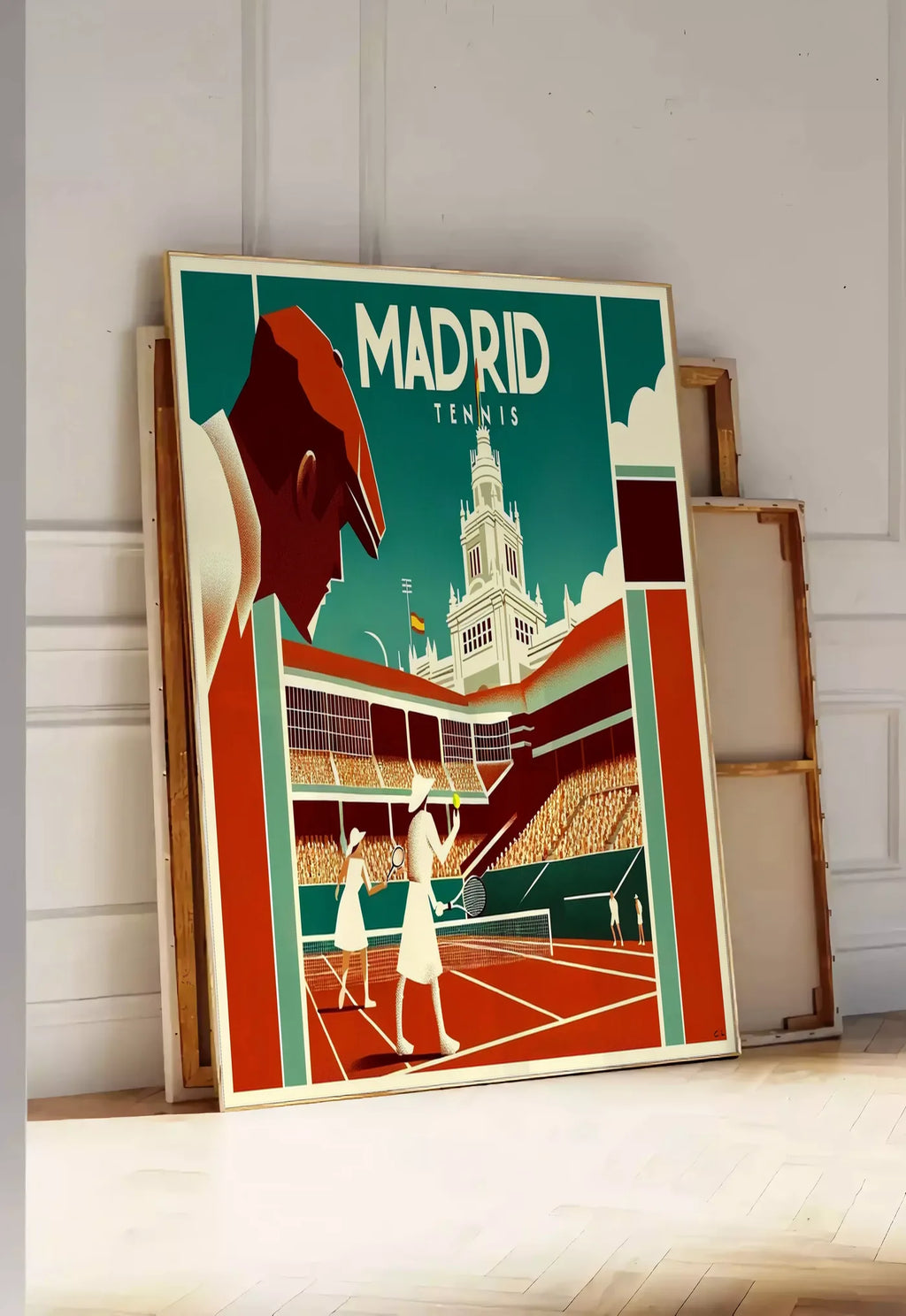 Tirage encadrable affiche tennis Madrid art deco, posee au sol dans une entree lumineuse, contre un mur a panneaux blancs, a cote de chassis en bois empiles