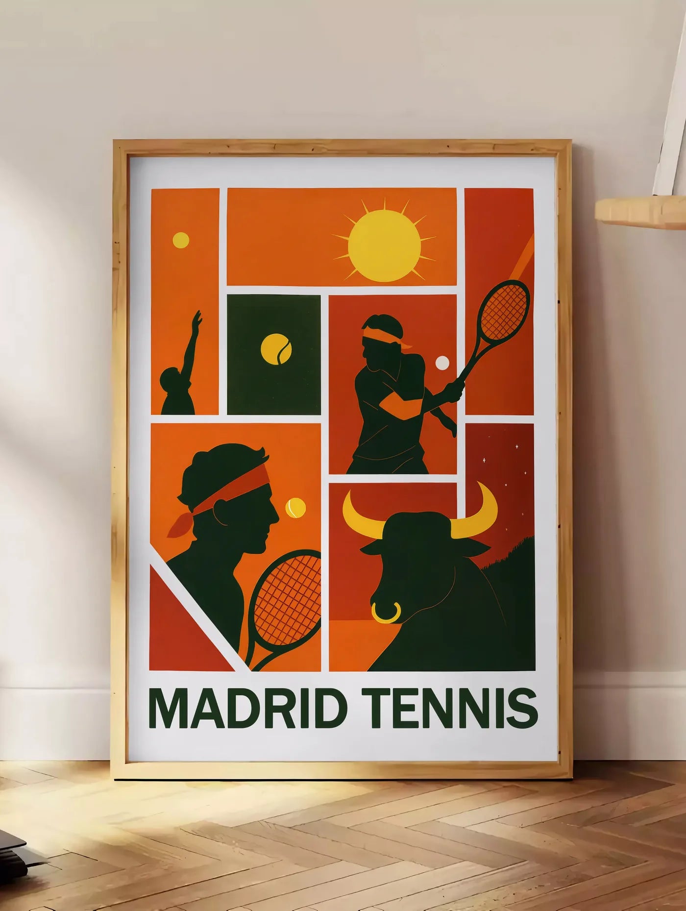 Estampe joueur de tennis au service et taureau, posee au sol dans un coin salon, sur un parquet a chevrons, pres d'une table d'appoint en chene chargee de livres