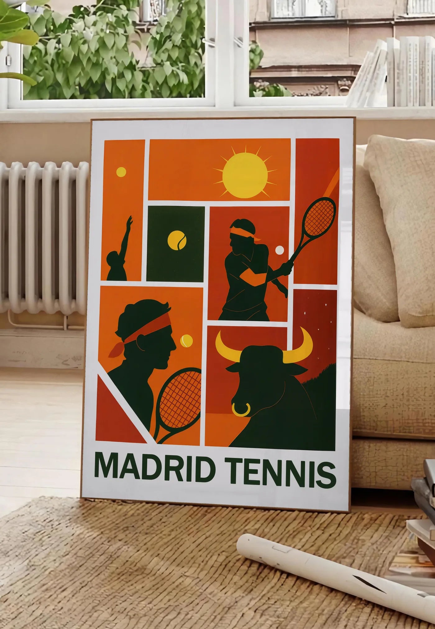 Poster joueur de tennis au service et taureau, posee au sol dans un salon parisien, devant une grande fenetre donnant sur un immeuble haussmannien, entre un ficus et un canape creme