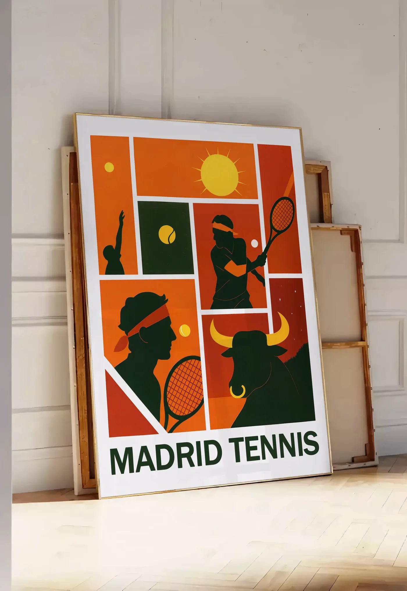 Tirage encadrable joueur de tennis au service et taureau, posee au sol dans une entree lumineuse, contre un mur a panneaux blancs, a cote de chassis en bois empiles