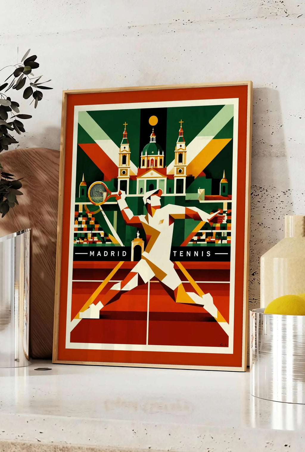 Affiche affiche tennis Madrid art deco, posee sur un plan de travail de cuisine en pierre claire, entre une branche d'eucalyptus en vase et un bocal de citrons