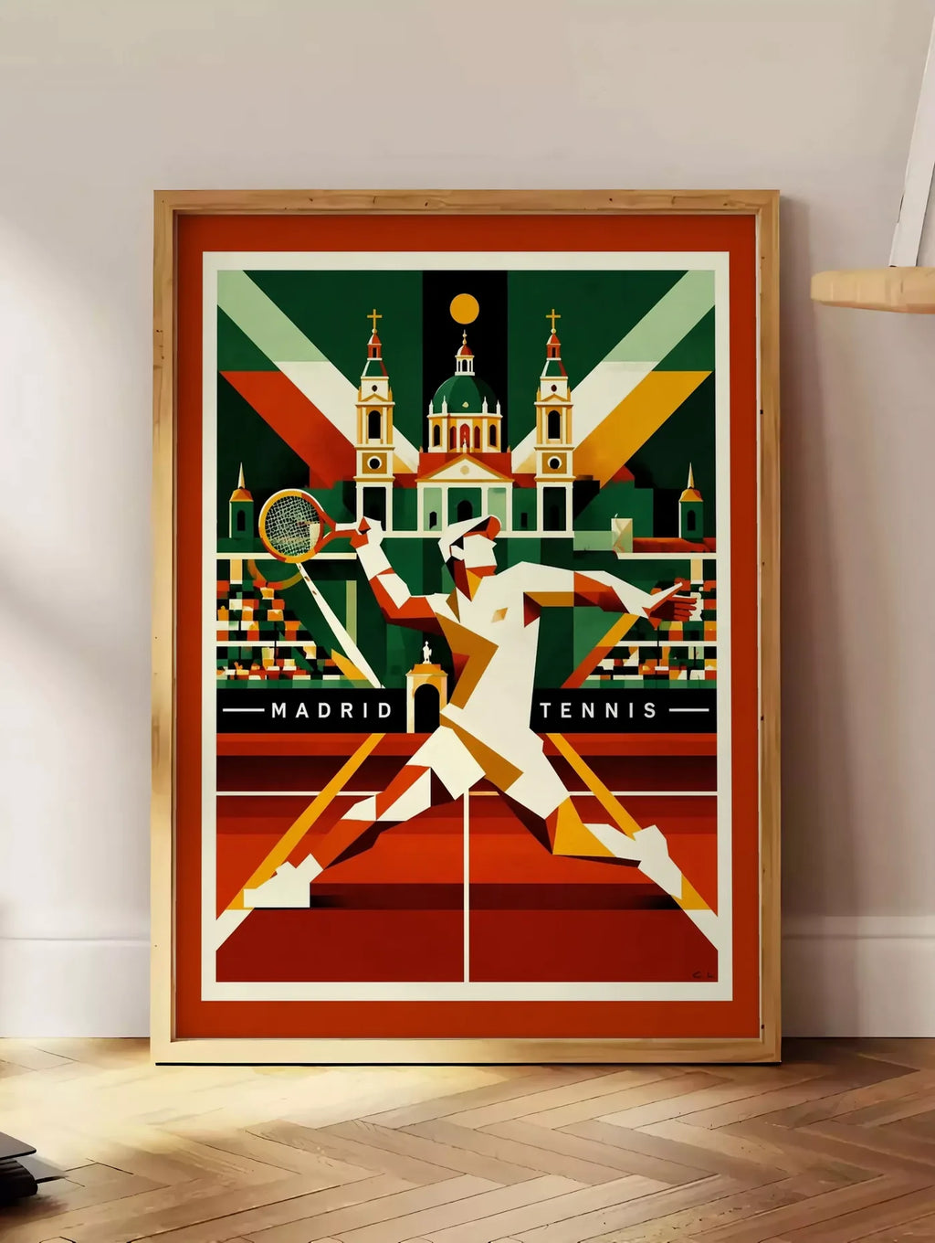Estampe affiche tennis Madrid art deco, posee au sol dans un coin salon, sur un parquet a chevrons, pres d'une table d'appoint en chene chargee de livres