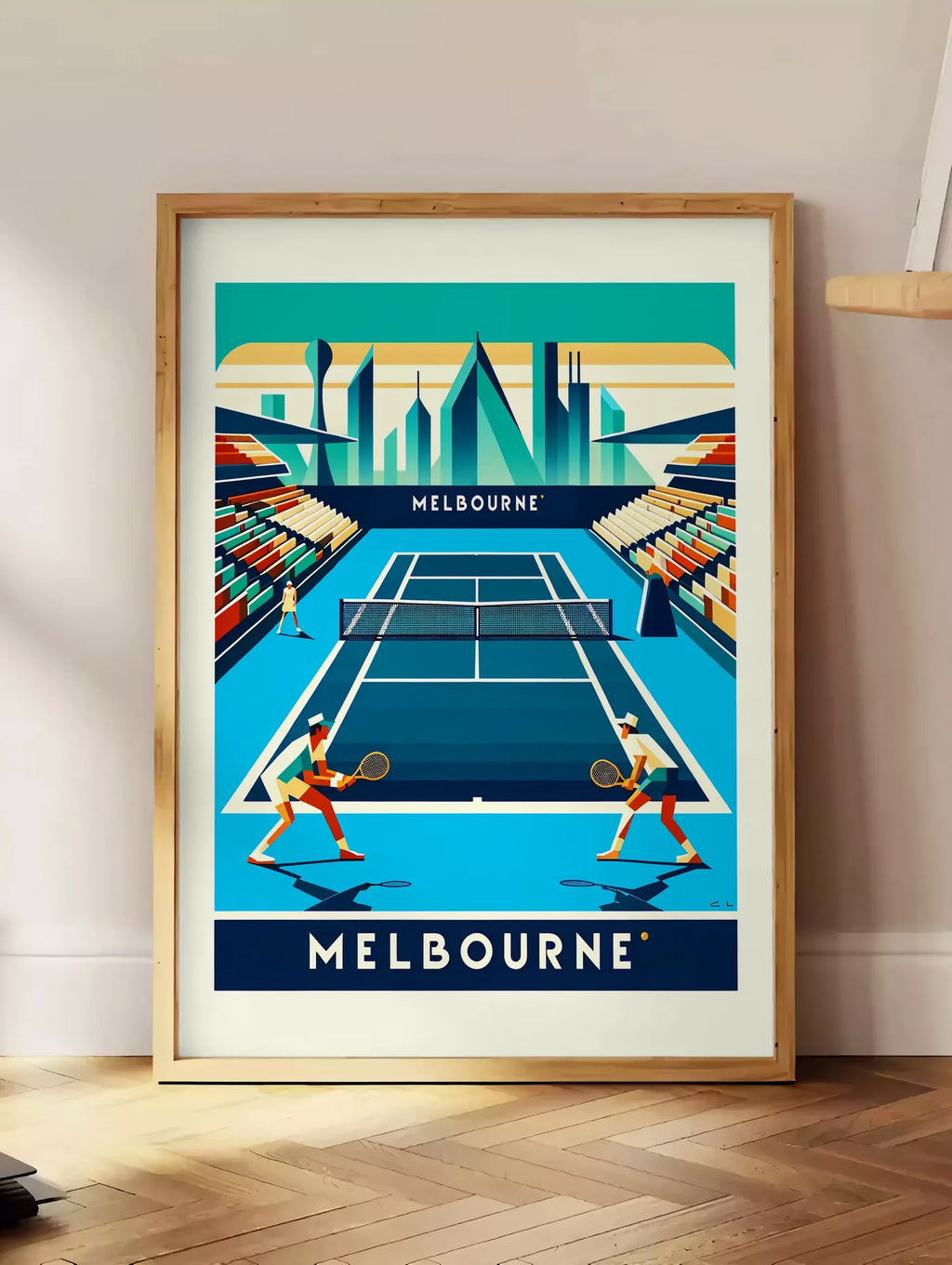 Estampe deux joueurs de tennis sur court bleu, posee au sol dans un coin salon, sur un parquet a chevrons, pres d'une table d'appoint en chene chargee de livres