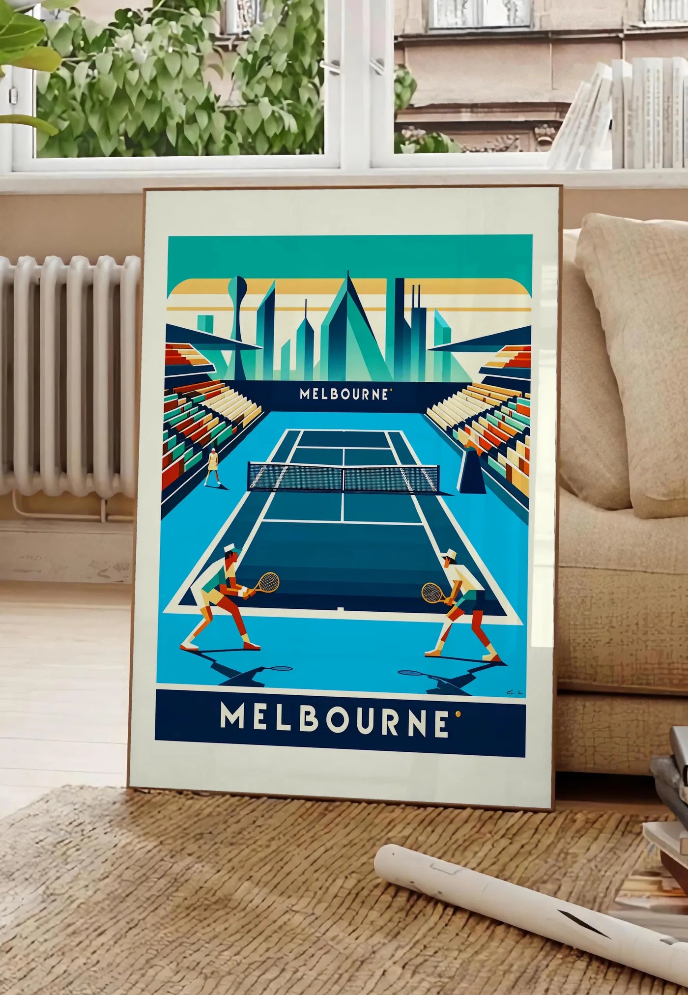 Poster deux joueurs de tennis sur court bleu, posee au sol dans un salon parisien, devant une grande fenetre donnant sur un immeuble haussmannien, entre un ficus et un canape creme
