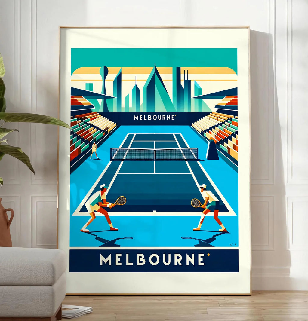 Reproduction deux joueurs de tennis sur court bleu, posee au sol dans un salon minimaliste clair, a cote d'un canape beige et d'une plante verte, sur un parquet clair