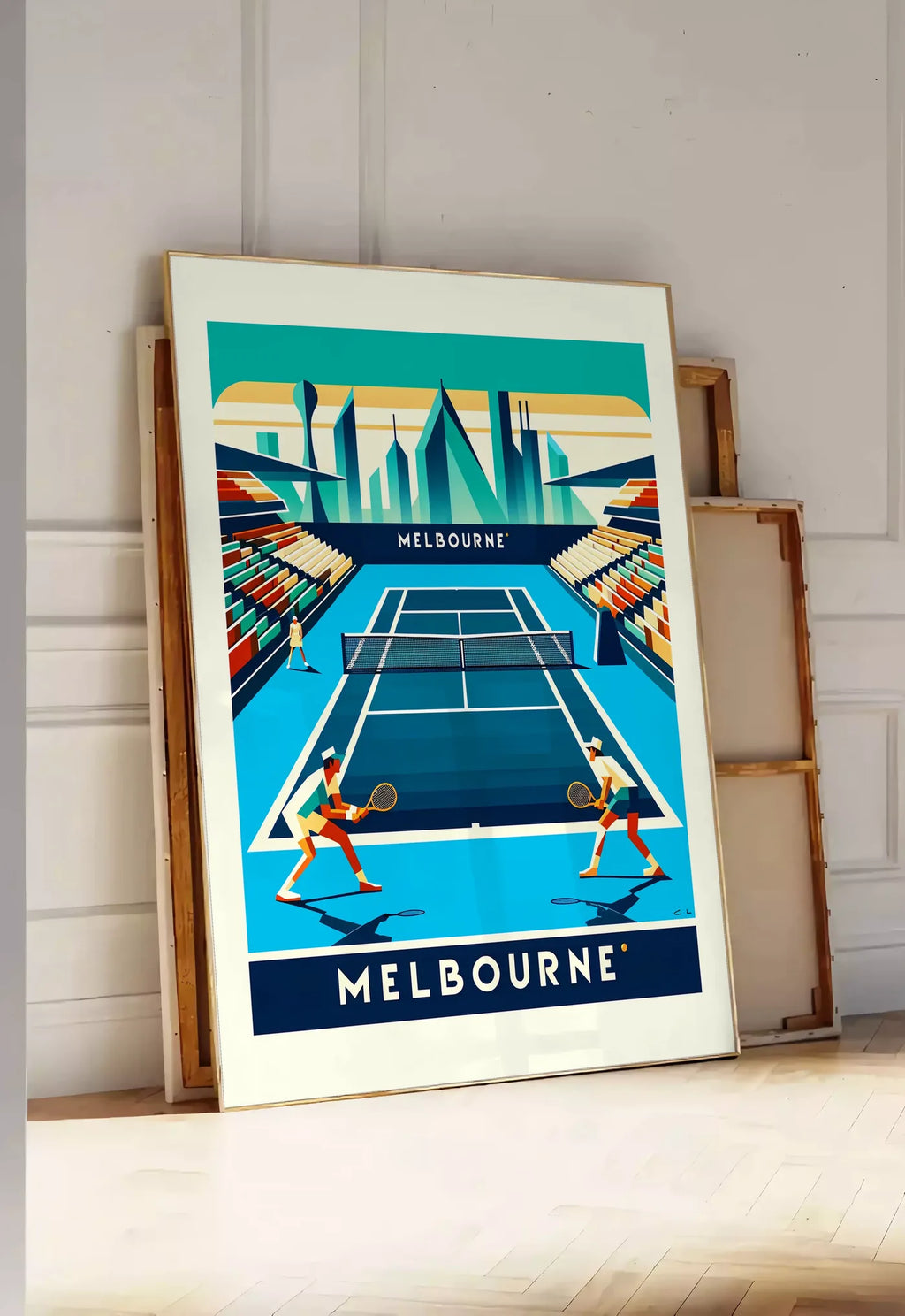 Tirage encadrable deux joueurs de tennis sur court bleu, posee au sol dans une entree lumineuse, contre un mur a panneaux blancs, a cote de chassis en bois empiles
