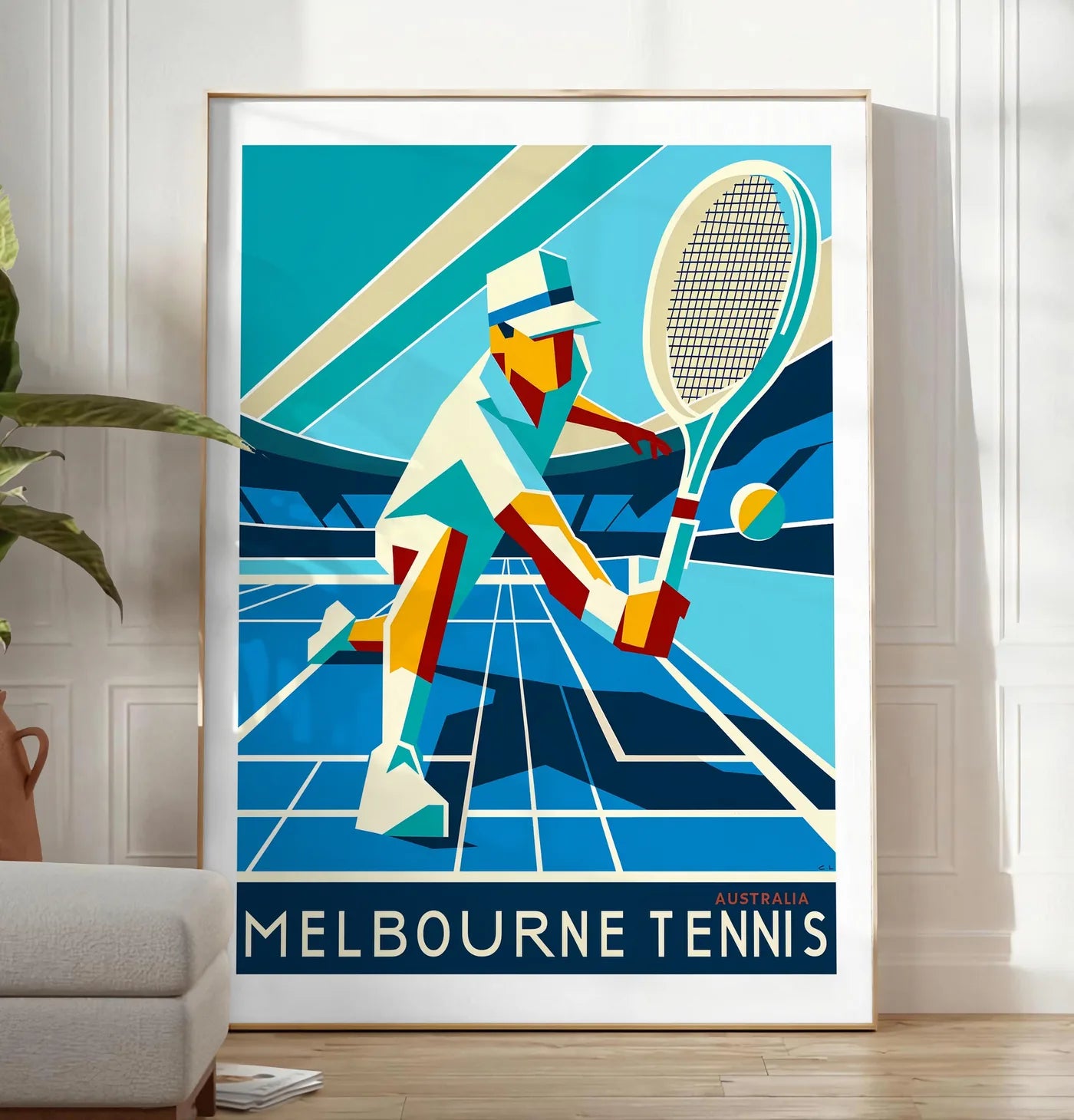 Reproduction affiche tennis Melbourne Art Deco, posee au sol dans un salon minimaliste clair, a cote d'un canape beige et d'une plante verte, sur un parquet clair