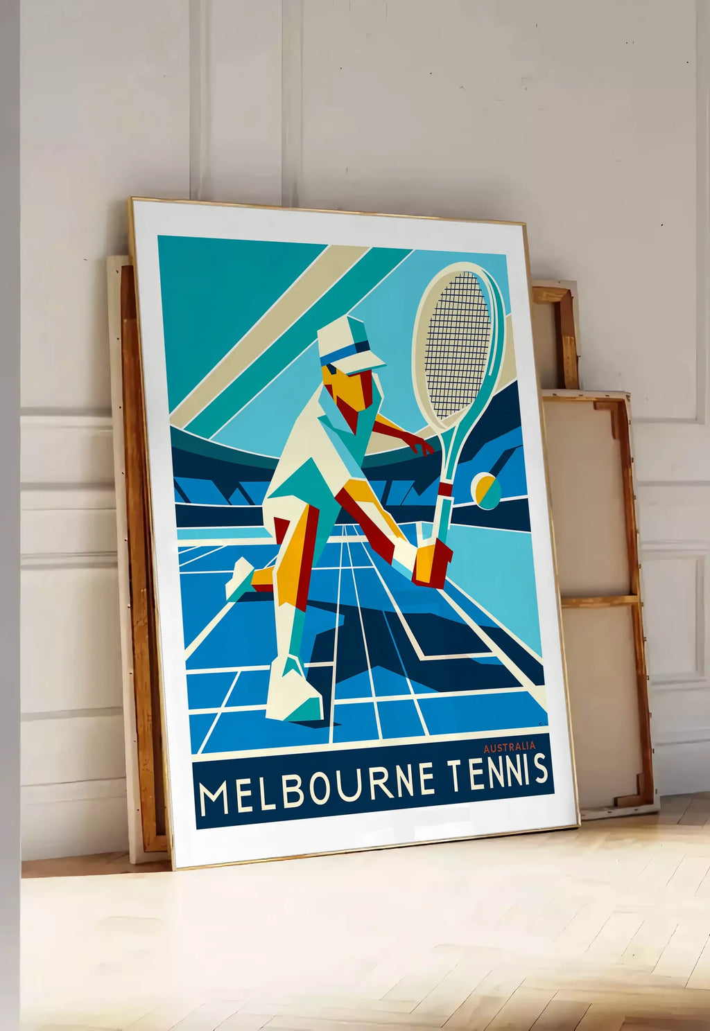 Tirage encadrable affiche tennis Melbourne Art Deco, posee au sol dans une entree lumineuse, contre un mur a panneaux blancs, a cote de chassis en bois empiles
