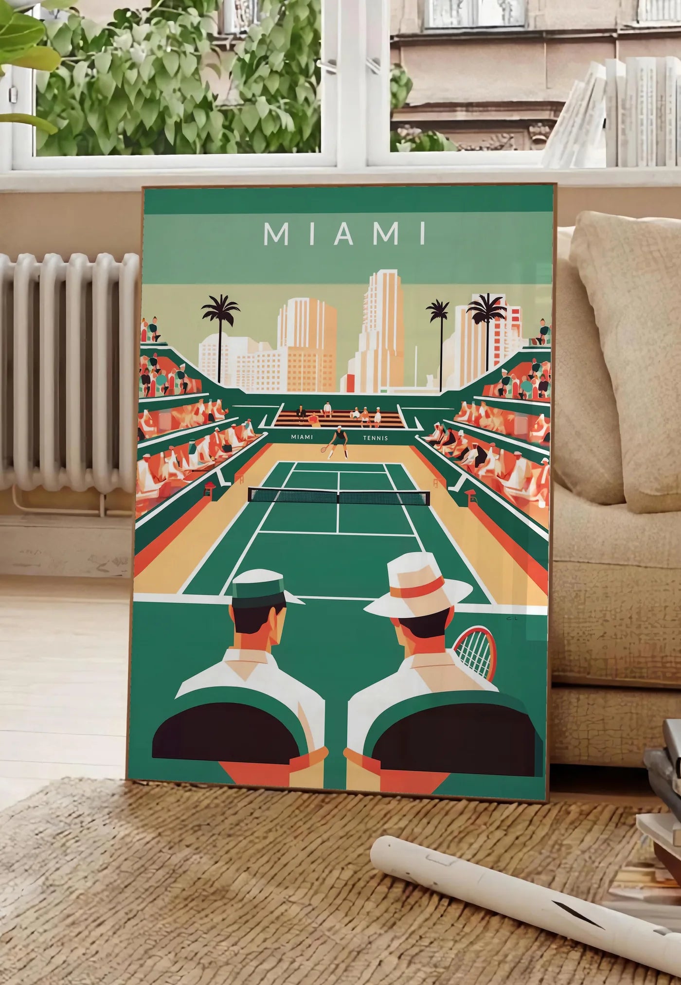 Poster spectateurs et court de tennis vert, posee au sol dans un salon parisien, devant une grande fenetre donnant sur un immeuble haussmannien, entre un ficus et un canape creme