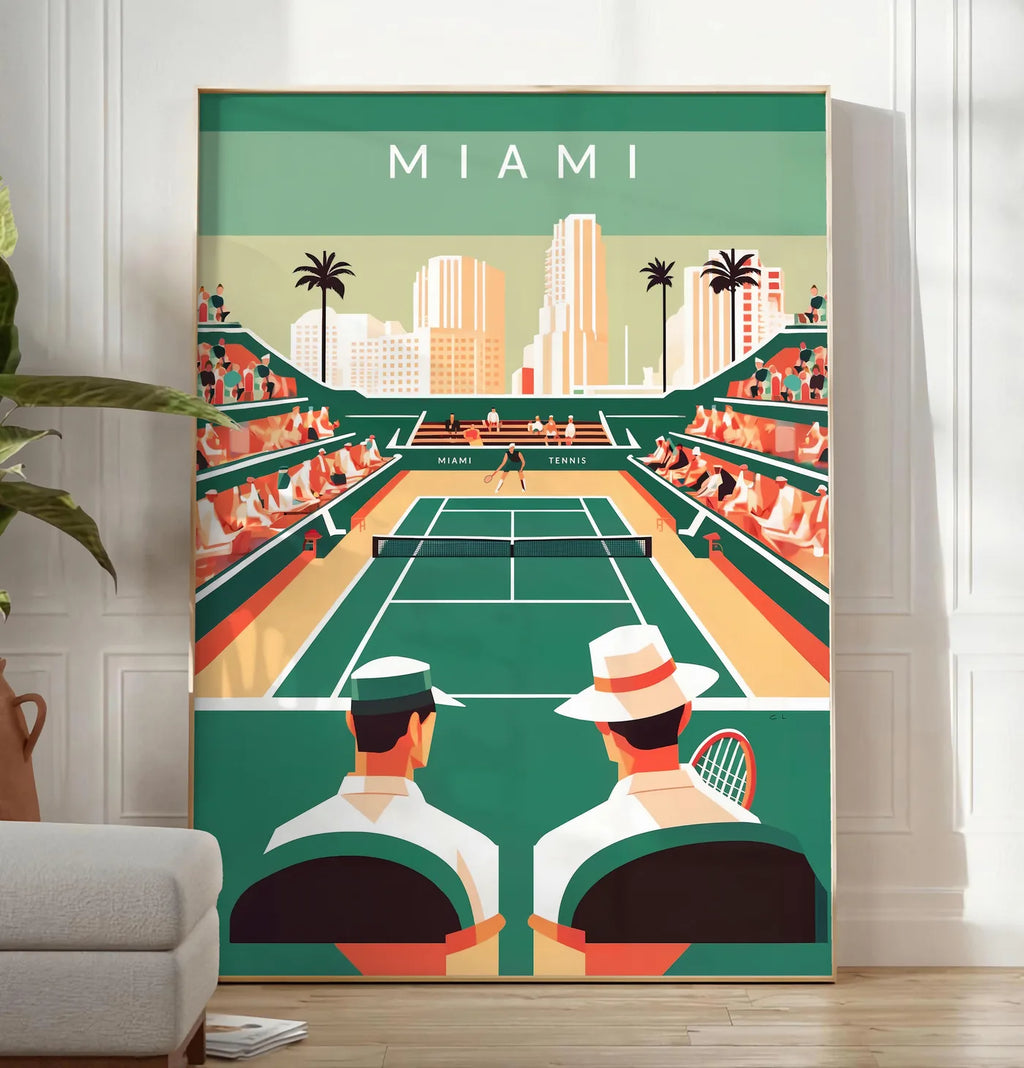 Reproduction spectateurs et court de tennis vert, posee au sol dans un salon minimaliste clair, a cote d'un canape beige et d'une plante verte, sur un parquet clair