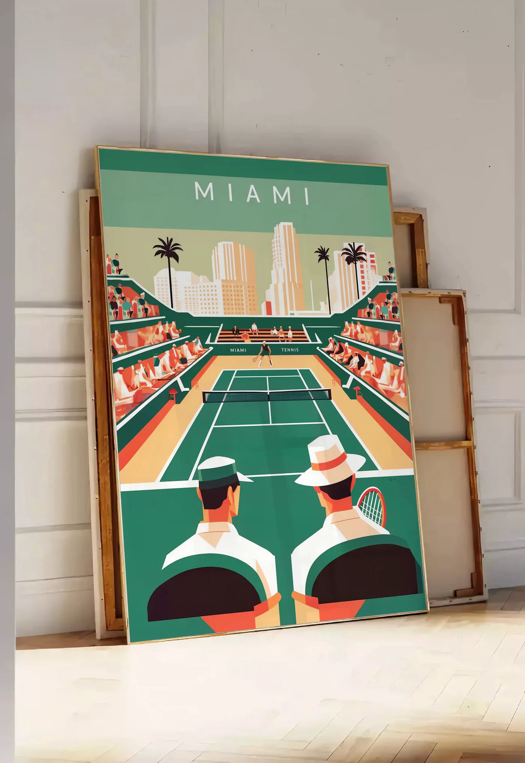 Tirage encadrable spectateurs et court de tennis vert, posee au sol dans une entree lumineuse, contre un mur a panneaux blancs, a cote de chassis en bois empiles