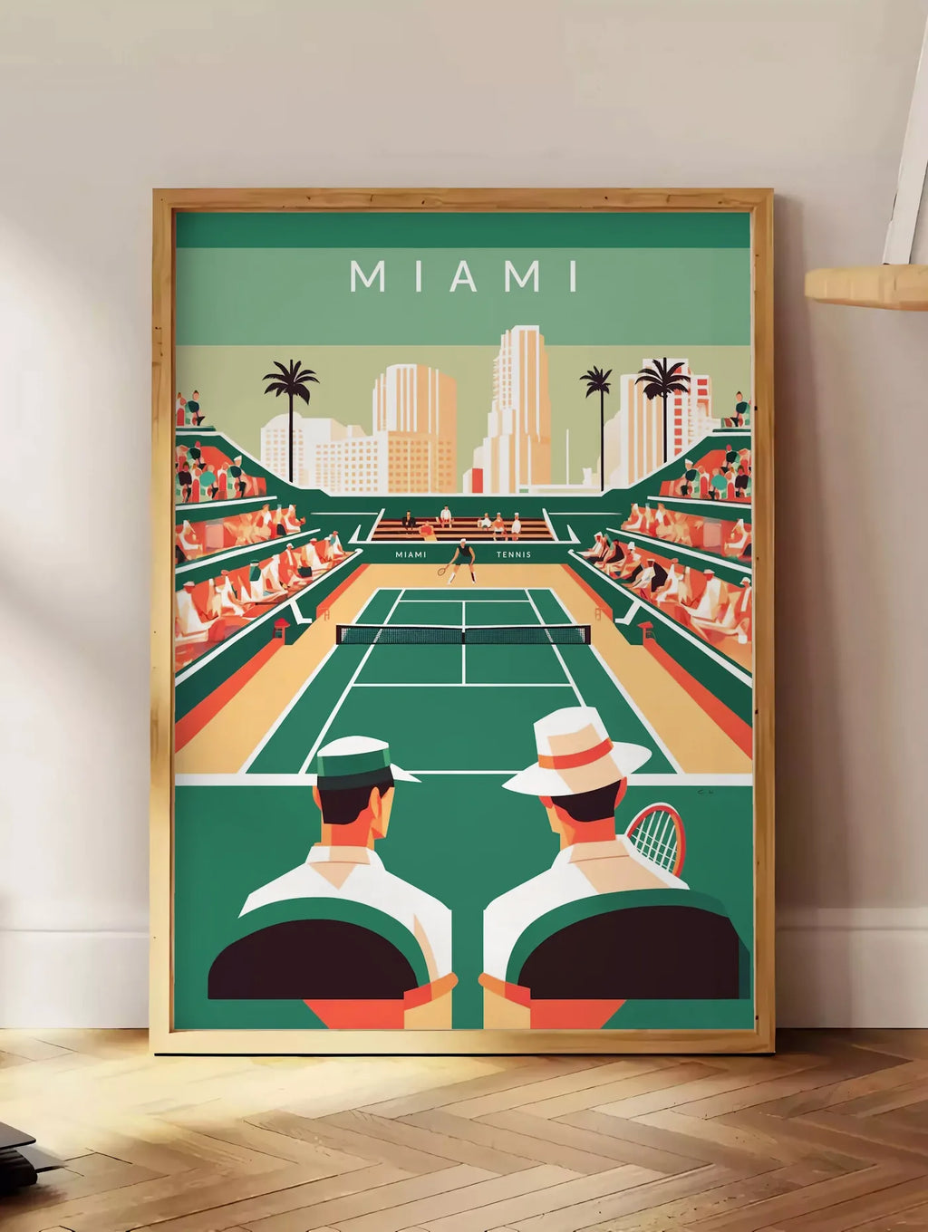 Estampe court de tennis vert et spectateurs, posee au sol dans un coin salon, sur un parquet a chevrons, pres d'une table d'appoint en chene chargee de livres