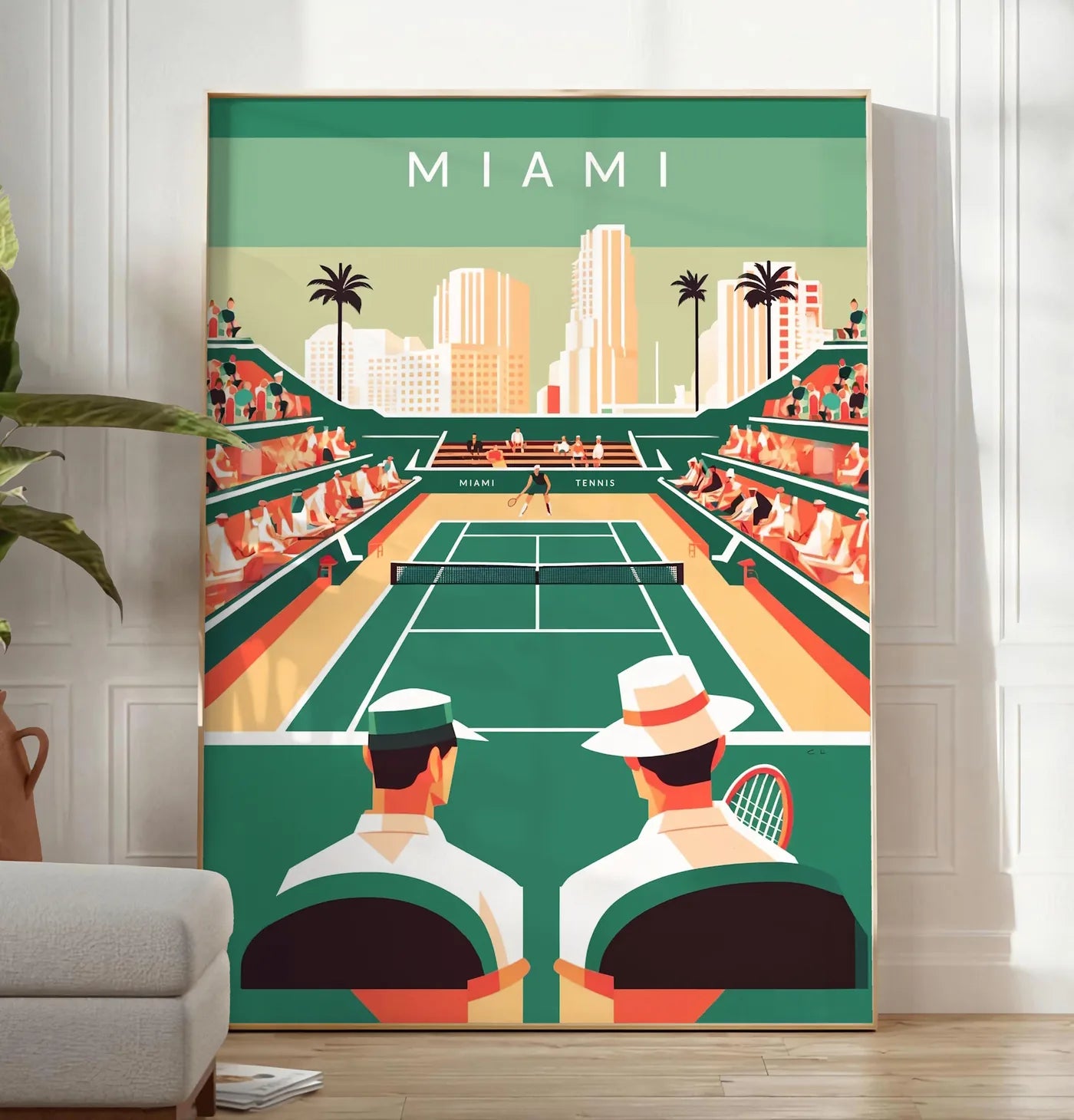 Reproduction court de tennis vert et spectateurs, posee au sol dans un salon minimaliste clair, a cote d'un canape beige et d'une plante verte, sur un parquet clair