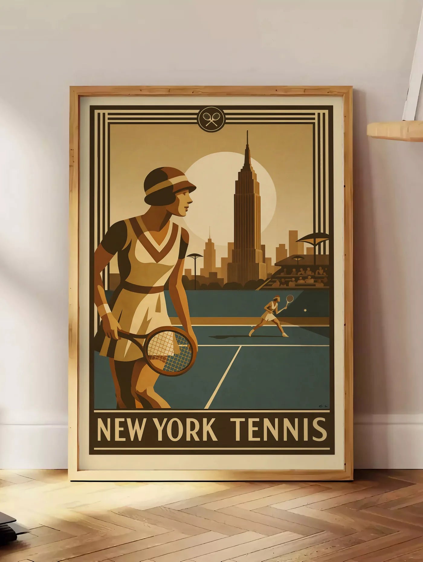 Estampe joueuse de tennis 1920 et raquette en bois, posee au sol dans un coin salon, sur un parquet a chevrons, pres d'une table d'appoint en chene chargee de livres
