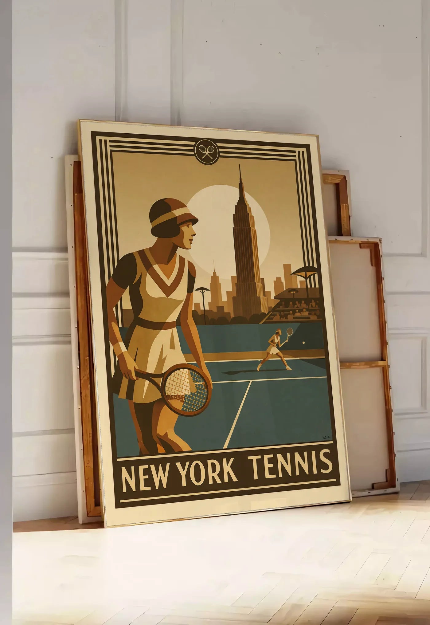 Tirage encadrable joueuse de tennis 1920 et raquette en bois, posee au sol dans une entree lumineuse, contre un mur a panneaux blancs, a cote de chassis en bois empiles