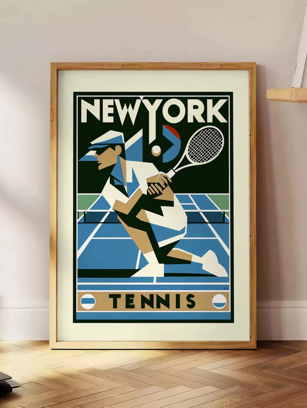 Estampe joueur de tennis cubiste en plein revers, posee au sol dans un coin salon, sur un parquet a chevrons, pres d'une table d'appoint en chene chargee de livres