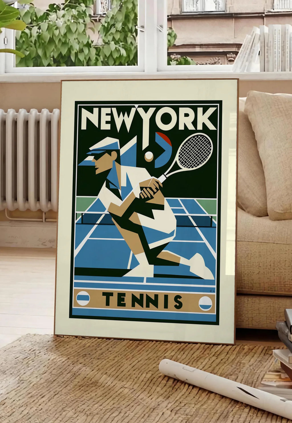 Poster joueur de tennis cubiste en plein revers, posee au sol dans un salon parisien, devant une grande fenetre donnant sur un immeuble haussmannien, entre un ficus et un canape creme