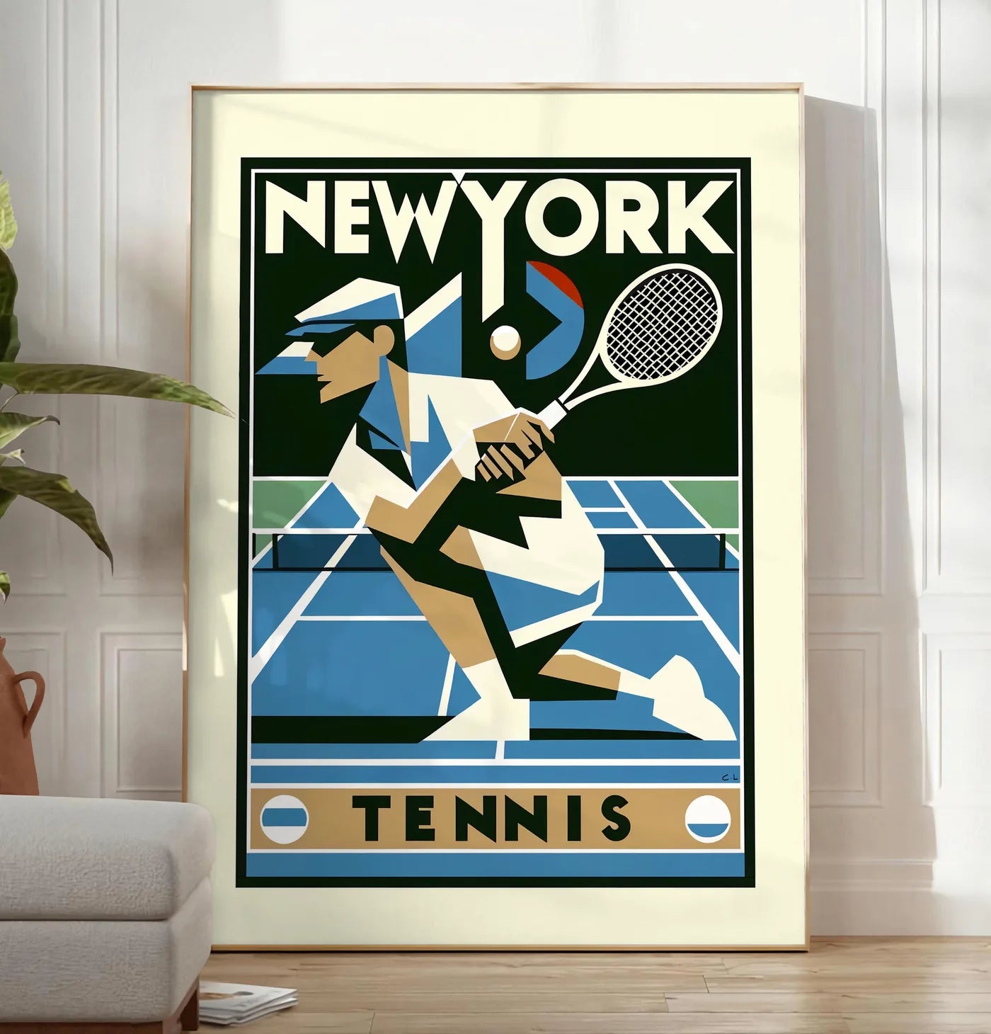 Reproduction joueur de tennis cubiste en plein revers, posee au sol dans un salon minimaliste clair, a cote d'un canape beige et d'une plante verte, sur un parquet clair